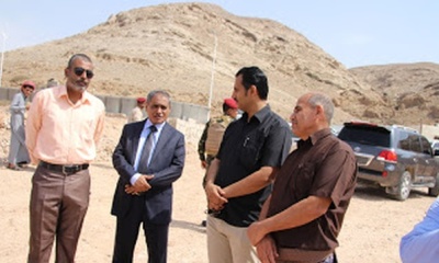 Gubernur Hadhramaut Serahkan Dua Kendaraan Penyedot Selokan Bantuan Untuk Badan Perairan