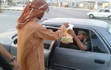 Pelajar Bagikan Bingkisan Buka Puasa di Jalanan Tarim