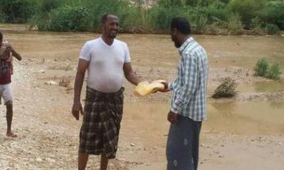 Seorang Guru Di Tarim Rela Berenang Diantara Dua Desa Yang Dipisahkan Banjir Bandang Demi Menyerahkan Soal Ujian