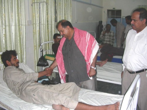 Gubernur Hadhramaut Tengok Korban Bom di Seiyun