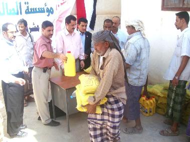 Keluarga Miskin di Hadhramaut Terima Sembako